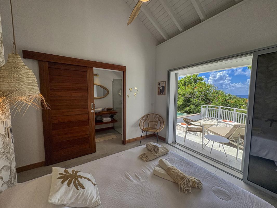 26.Location villa piscine Saint François Guadeloupe_Chambre 1 vue mer